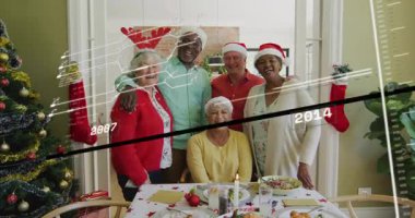 Xmas masasında poz veren yaşlılar, animasyon zaman çizelgesi teknolojiyle geçen yılları gösteriyor. Portre, tatil, aile, son sınıf, toplanma, yemek, ağaç