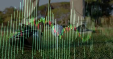 Golfçü ağırlık değiştiriyor, golf sopası sallıyor, golf topu uçuyor, atış verilerini gösteren piyasa vuruşları yapıyor. Tee, driver, grass, course, stance, man, animasyon