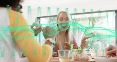 Lokantayı terk etti, önde gelen kadın alıyor, yemeğini paylaşırken konuşuyor, deniz mavisi dalga boyu karşıya geçiyor. Sosyal, yemek, toplanma, arkadaşlar, kahkaha, gün ışığı, sofra takımı