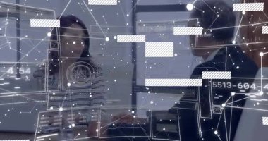 Kadın konuşmaya ve iş konuşmalarında el kol hareketi yaparken, düğümler olay yeri mühürleme anlaşmasını gizliyor. El sıkışma, işbirliği, iş arkadaşları, konferans, ofis, veri, görselleştirme