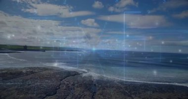 Kıyı kayalık kıyısı HUD mavi alevi titretiyor. Kıvılcımlar sürüklenen kareler, odak ufuk çizgisinde kayıyor. Deniz manzarası, okyanus, kıyı şeridi, kayalar, dalgalar, holografik, üst üste