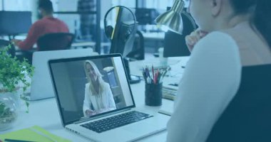 Uzaktan sunucu konuşurken dizüstü bilgisayarı izleyen bir kadın, güvenliği gösteren çift haneli dizüstü bilgisayarlar. Ofis, işbirliği, veri, cyan, dijital, modern, çalışma alanı