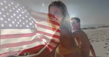 Rüzgâr bayrağın dalgalanmasına neden oluyor. Sarı bikinili kadın gülümseyen seyahat reklamı yakalama moduna geçiyor. Sahile gidenler, reklamcılık, gizli, güneş ışığı, deniz kenarı, kum, mercek