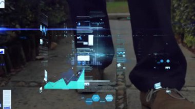 Kıdemli adam yürüyor, dikiş atıyor ve teknolojik örtüler oluşturuyor turta yapıyor, bar grafikleri tıkanan ayakkabılar. Açık hava, patika, kaldırım taşı, hud, analitik, turkuaz, artırılmış