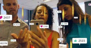 Merkezi kadının telefonu dinlemesi sosyal ölçümleri analiz ederken tepkime simgelerinin yükselmesine neden oluyor. İşbirliği, iş arkadaşları, ofis, toplantı, akıllı telefon, analitik, sözleşme