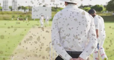 Hakem, bowlingcinin koşuya başlamasını, vurucunun spor için bovling oynamasını, benekli gizleme perdesini izliyor. Resmi, kriket, saha, açık hava, skor tahtası, kumlu, canlı