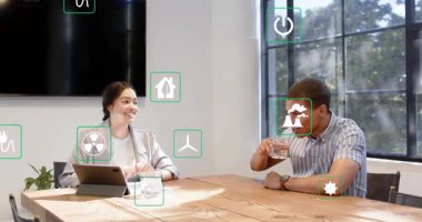 Sandalye iten erkek, kadını selamlayan kadın, el sıkışan, kapanış, insanlar arasında süzülen enerji ikonları. Toplantı, işbirliği, iş arkadaşları, konferans, gün ışığı, pencere