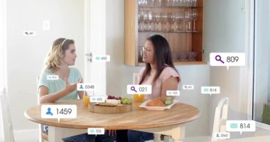 Anne-kız mutfak masasında sohbet etmek arama başlatmak ya da sosyal havayı gösteren kullanıcı simgeleri oluşturmak. Konuşma, örtüler, kruvasan, kahvaltı, güneş ışığı, sıcaklık, ev