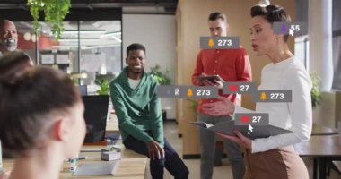 Klasör konuşmalarıyla başla, yüzen sayılar artar, oturan kadının reklam için alkışlamasını sağlar. Ofis, işbirliği, sunum, katılım, ölçüler, takım çalışması, tablet