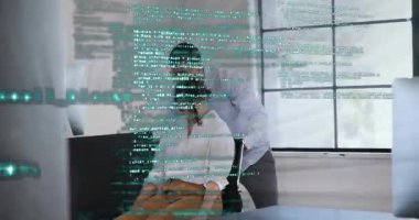 Kadının arkasına uzanan adam sandalyeyi çekiyor ve onu güldürebiliyor. İşbirliği, iş arkadaşları, kahkahalar, modern, açılış planı, gün ışığı, dijital