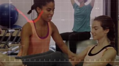 Eğitmen, müşterinin çekirdek için dizlerini kaldırmasına, reformcu hareketine, kılavuz pilatesini kırmızı çizgiye yerleştirmesine yardımcı oluyor. Fitness, sınıf, stüdyo, eğitmen, grup, etkileşim, ekipman