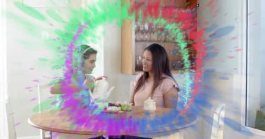 Masadaki kadınlar, çay koyarken bırakılan, renk halkasını genişleten, evde çay içerken dökülmesini engelleyen kadınlar. Arkadaşlık, mutfak, samimi, güneş ışığı, gündelik, canlı, animasyon