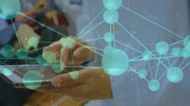 Laboratuvar önlüklü kadın tablet tıkırdatıyor, deniz mavisi ağ kaplamasını başlatıyor, veriyi araştırmaya bağlıyor. Dokunmatik ekran, eller, odaklanma, laboratuvar, işbirliği, görselleştirme, artırılmış