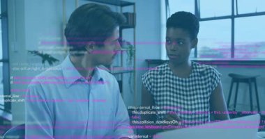 Kadın dizüstü bilgisayarı işaret ediyor ve konuşuyor, adam dizüstü bilgisayar kullanıyor, kod örtüsü büyüyor, ikisi de inceleme teknisyeni. İş arkadaşları, ofis, işbirliği, modern, gün ışığı, çalışma alanı, brifing