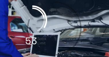 Kadın teknisyen motor bölmesine eğiliyor, dizüstü bilgisayarda yazıyor ve HUD tanı motorunu çalıştırıyor. Tamirci, atölye, garaj, bilgisayar, tanı, endüstriyel, küresel