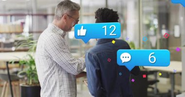 Müdür gösterme, kıdemsiz kaydırma telefonu, tebligatlar yükseliyor ve pazarlama anlaşmasını imzalıyor. İşbirliği, çalışma alanı, danışmanlık, takım çalışması, aygıtlar, tablet, dizüstü bilgisayar