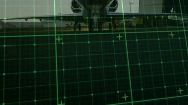 Yeşil şebeke görünürde, jetin burnu kareye girerken mürettebat kalkış için uçağa hizmet veriyor. Uçak, uçak gövdesi, motorlar, iniş takımları, önlük, yer ekibi, terminal