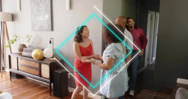 Gayrimenkul için dört yetişkin giriş ve teftiş odasına giriyor. Grubun üzerinde yeşil elmaslar var. Misafirler, ev, iç mekan, gün ışığı, aydınlık, balonlar, sohbet