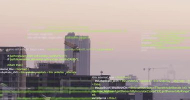 Çerçeve iki yeşil kod merkez gökdelenin üzerinde vinçle kayıyor, ağ akışını görselleştiriyor. Kentsel, ufuk çizgisi, çatı, yapı iskelesi, arıza, üst üste, dijital