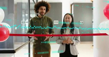 Lobide kurdele konukçular, sonra kalkış için tokalaşma, gövdeler üzerinde veri örtüsü. Tören, iş arkadaşları, balonlar, işbirliği, ofis, kutlama, grafikler