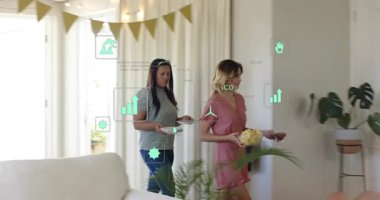 İki kadın ellerinde kase ve plaka ile giriyorlar, yeşil karbondioksit tabaklarını takip ederek parti düzenliyorlar. Kutlama, balonlar, pankartlar, ev sahipleri, oturma odası, dekor, şenlik