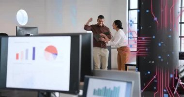 Yürüyen, tableti tıkırdatan, üst üste koyan, beşlik çakan iki iş arkadaşı. İşbirliği, verimlilik, veri bankası, analitik, ofis, modern, gösterge paneli