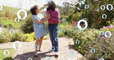 Çimlere giden yolda el ele tutuşan bir çift, kollarına dokunan bir kadın, pazarlama baloncuğu ağına neden oluyor. Romantizm, ikili, bahçe, güneş ışığı, çiçekler, daireler, örtüler