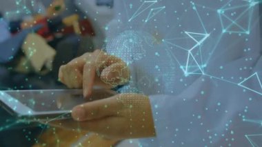 Sıhhiye tıbbı tıkırtı tableti ve ağ etkinleştiriliyor, kamera geri çekiliyor ve eğitim için manikin açığa çıkıyor. Tıbbi, simülasyon, holografik, fütüristik, klinik, laboratuvar, kukla