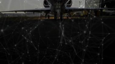 Başlangıçta, alçak kamera jet burnunu ağ üzerinde gösteriyor, mürettebat rampa denetimi yapıyor. Uçak, hangar, pist, motorlar, gövde, kokpit, kanatlar.