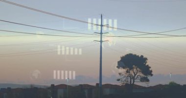 Alacakaranlık derinleşiyor, kamera sağa dönüyor, direk kulelere bağlanıyor, veriler yükseliyor, haritalama ızgarası. Sütunlar, iletim, siluet, alacakaranlık, banliyö, ufuk çizgisi, sokak lambaları