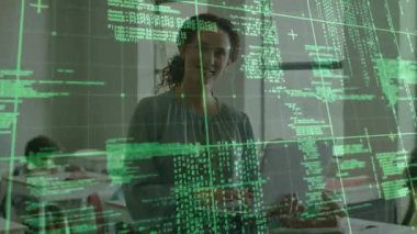 Sınıfta dizüstü bilgisayarı tıklatan ve yeşil kod şebekesini etkinleştiren öğretmenler veri okuma yazma öğretiyor. Eğitim, teknoloji, öğrenme, eğitim, okul, öğrenciler, merak