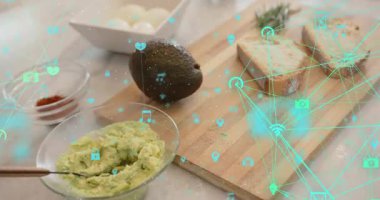 Kamera sağa kayıyor ve yakınlaşıyor, guacamole sola kayarken cyan simgeleri sürükleniyor ve ekmeği ortaya çıkarıyor. Avokado, mutfak, kesme tahtası, yumurta, otlar, baharat, tezgah.