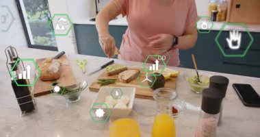 Ev yapımı aşçı mevsime ulaşıyor, avokado yayıyor ve yumurtaları tost olarak dilimliyor, AR rehberlik ediyor. Mutfak, kesme tahtası, ekmek, portakal, limon, otlar, baharatlar.