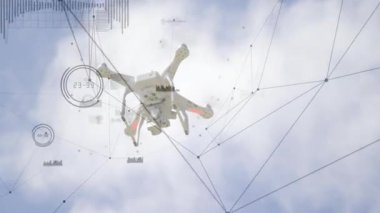 Yüksek çözünürlüklü ağ etkinleştiriliyor, beyaz dron gökyüzü bağlantısını haritalarken dönüyor ve iniyor. Quadcopter, telemetri, görselleştirme, hava, ızgara, glifler, göstergeler
