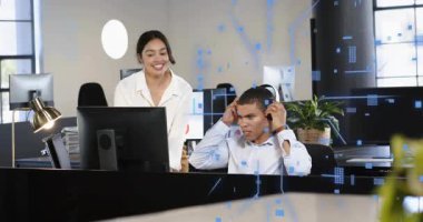 Finans verilerine doğru eğilen kadın mavi ekran adamın telefonları kaldırdığını, tezahürat yaptığını ve kazandığını söylüyor. İşbirliği, analiz, veri toplama, açılış planı, gün ışığı, monitörler, beşlik