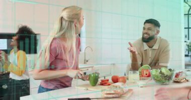 Sakallı adam sohbete başladı ve içkiye uzandı. Biber doğruyor, salata pişiriyor. Mutfak, ada, arkadaşlar, ev, yaşam tarzı, samimi, parlak