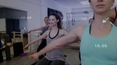 Eğitmen öne çıkıyor, ön müvekkilin kollarını fitness hizalaması için ayarlıyor, ölçümleri örtüyor. Antrenman, koçluk, grup, stüdyo, duruş, düzeltme, eğitim