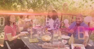 Doğum günü içeriği için arkadaşlar pasta servisi yapıyor, pembe efektler masayı süpürüyor. Grup, açık hava, arka bahçe, balonlar, şapkalar, kutlama, samimiyet