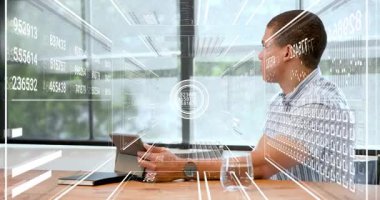 Oturan adam, kadın iş verilerini paylaşırken tablet tablet projeksiyonunu merkez işaretleyiciye yansıtıyor. Meslektaşlar, toplantı, konferans, ofis, aygıtlar, ekran, üst üste