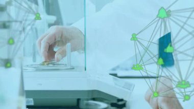 Laboratuvar bilim adamı denge, çizim, test için damla, ellere yakın yeşil ağ yerleştirdi. Laboratuvar, hassasiyet, pipet, şişe, cam, bank, transfer