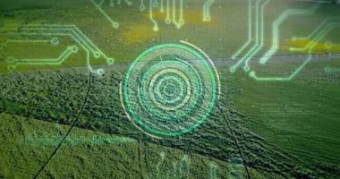 Teal, dairesel ekin tarlasında beliren HUD 'u, rahatsız edici bölgeleri inceleyen İHA olarak tespit etti. Hava, tarım arazisi, tramvay hatları, gözetleme, devre, kaplama, fütüristik