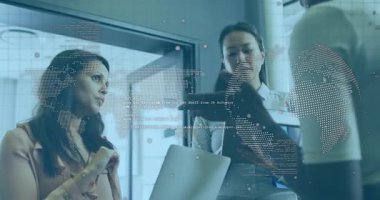 Üç iş kadını camla çalışıyor, sağ el kullanırken merkez kadın tablet tıkırdatıyor. İşbirliği, takım çalışması, konferans, ofis, jestler, kaplama, dünya