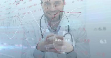 Hekim veri girdisine yanıt veriyor, klinik ölçümler sunarken çizgi grafikleri üst üste biniyor. Stetoskop, klinisyen, işçi, çizelge, ofis, masa, analiz
