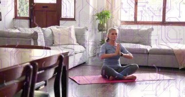 Olgun bir kadın, avuçları yukarıda başlar, pembe minderle Mudra 'ya doğru eğilir, meditasyona girer. Yetişkin, kadın, yoga, nefes, huzur, rahat, oturma odası.