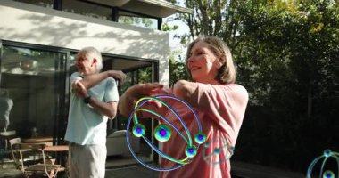 Güneş ışığı, AR güvertesinde omuzlarını esneten yaşlı çiftin sağlık için önlerinden geçiyor. Yaşlı, açık hava, veranda, benekli, arkadaşlık, sağIık, rutin