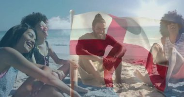 Dört arkadaş kumda oturuyor, kırmızı haç bayrağı sallıyor, yüzünü gizliyor ve sağlık için yüzlerini açığa vuruyor. Plaj, grup, çeşitlilik, güneş gözlüğü, güneş ışığı, okyanus, mercek