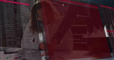 Oturmuş analist doktorları not alıyor, akranlarını işaret ediyor, kırmızı HUD kodunu başlatıyor, veri incelemesi için çizelgeleri hazırlıyor. İşbirliği, analiz, belgeler, işaretleyiciler, akıllı telefon, ofis, arka ışıklandırma