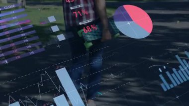 Yetişkin kadın park yolu, AR çizelgeleri ve analizleri başlatan hareket, bacakları ve yiyeceği gizleyen. Uzun tahta, yaya, açık hava, üst üste, artırılmış, görselleştirme, canlı