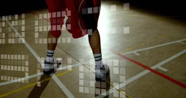 Oyuncu sağa doğru dribble sürmeye başlıyor. Duraklatarak antrenmana devam ediyor. Spor sahalarını kapatıyor. Basketbol, top taşıma, mahkeme, spor salonu, spot ışıkları, gölgeler, üst üste bindirme