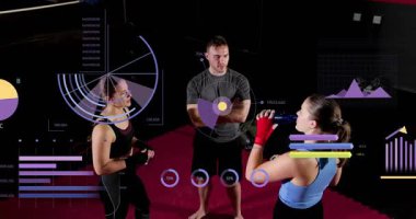 Suyu yudumlayan sporcu boks brifingine başlıyor, antrenör HUD çizelgeleri hizalanırken izliyor. Koç, antrenman, ring, mat, paket, şişe, odak